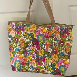 Le Sportsac carry bag. Perfect size bag for the gym, beach or all purpose!